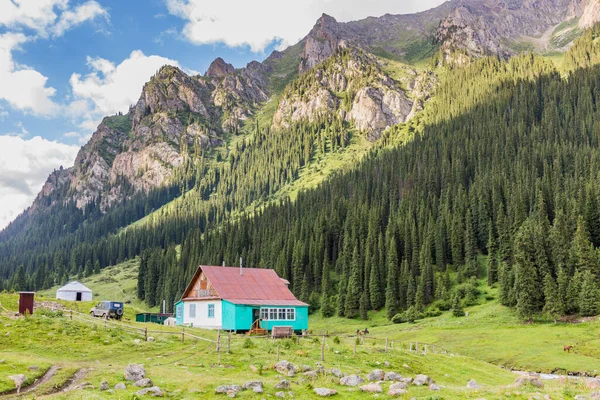 吉尔吉斯斯坦Altyn Arashan村的住房 — 图库照片