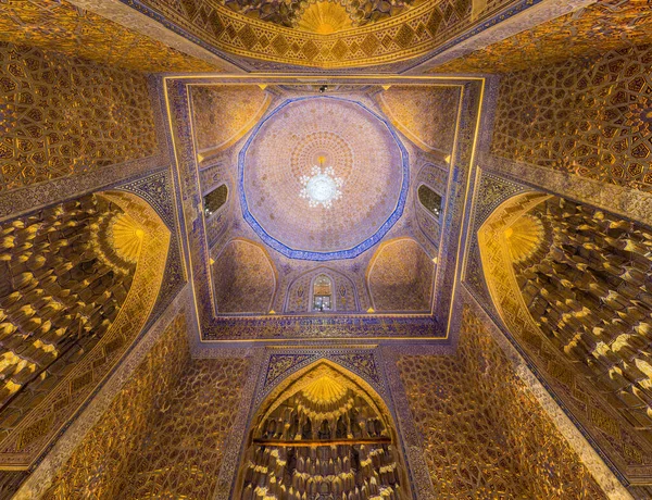 SAMARKAND, UZBEKISTAN - 27 Nisan 2018: Semerkant, Özbekistan 'daki Gur-e Amir Anıtmezarı' ndan Cupola