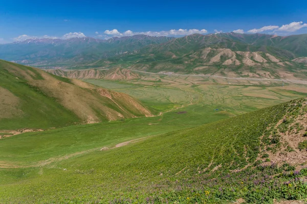 Travnaté Kopce Poblíž Jezera Song Kul Kyrgyzstán — Stock fotografie