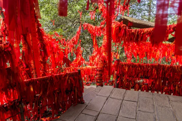 Wulingyuan China Sierpień 2018 Czerwone Wstążki Błogosławieństwa Związane Balustradzie Gałęziach — Zdjęcie stockowe