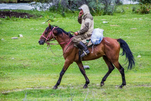 Karakol Kyrgyzstan Června 2018 Místní Jezdec Údolí Řeky Karakol Kyrgyzstánu — Stock fotografie