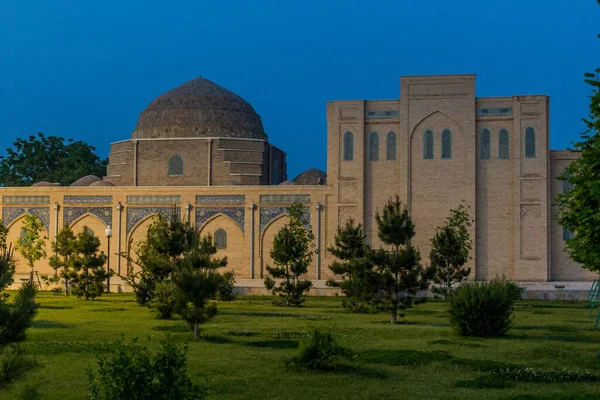 ウズベキスタンのシャフリサブズでのChubin Madrasaの夕景 — ストック写真