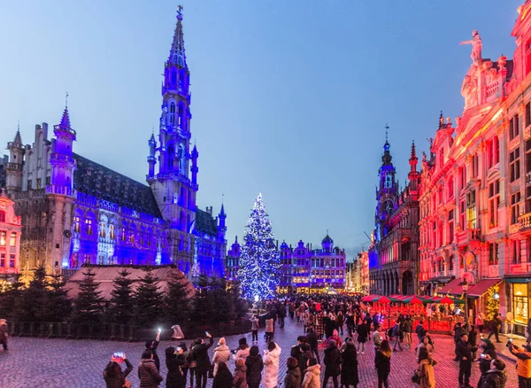 布鲁塞尔 比利时 2018年12月17日 比利时首都布鲁塞尔大广场 Grote Markt 的夜景 带有圣诞树和照明建筑 — 图库照片