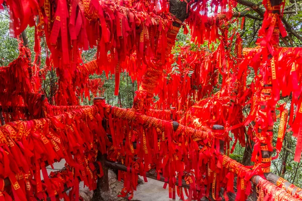Wulingyuan China Sierpień 2018 Czerwone Wstążki Błogosławieństwa Związane Balustradzie Gałęziach — Zdjęcie stockowe