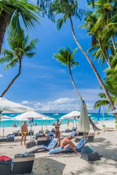 Boracay Filippine Febbraio 2018 Turisti Godono Spiaggia Bianca Dell Isola — Foto Stock