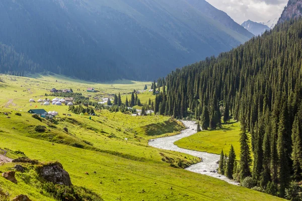 Kırgızistan, Altyn Arashan köyündeki Yurt kampları