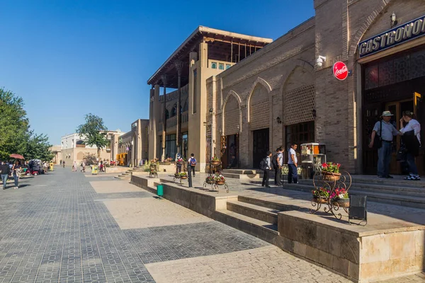 BÜKHARA, UZBEKISTAN - 2 Mayıs 2018: Bakhowuddin Nakshbandi Caddesi, Buhara, Özbekistan