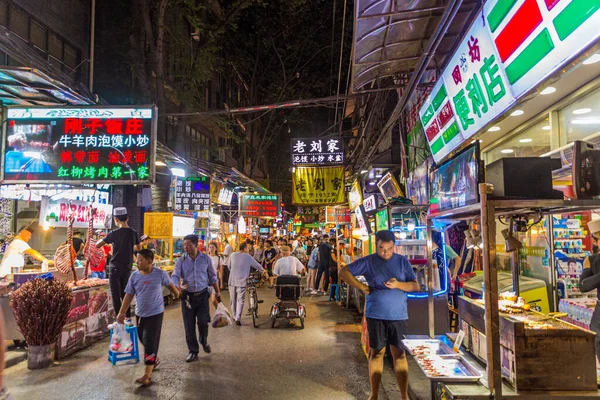 中国西安 2018年8月2日 中国西安穆斯林区一条狭窄小巷的夜景 — 图库照片