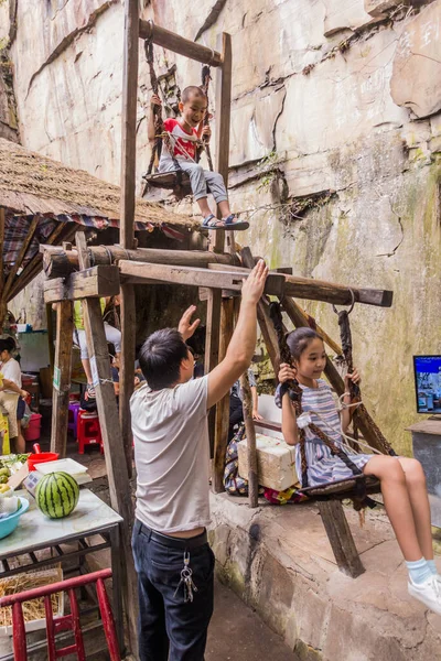 Wulingyuan China August 2018 Children Enjoy Wooden Pleasure Wheel Wulingyuan — Stock Photo, Image