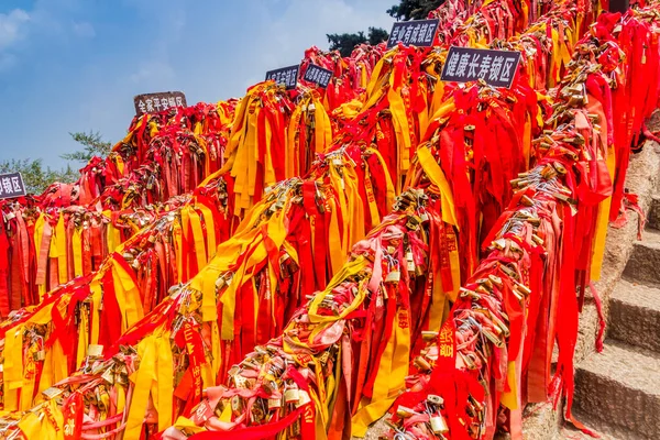 Hua Shan China Sierpnia 2018 Zamki Balustradzie Przy Golden Lock — Zdjęcie stockowe