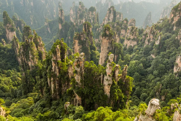 中国湖南省張家界市国家森林公園の武陵源風景区と歴史的関心領域の砂岩の柱の空中ビュー — ストック写真