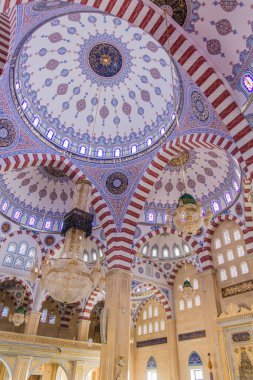 GROZNY, RUSSIA - 25 Haziran 2018: Rusya 'nın Grozny kentindeki Akhmad Kadyrov Camii' nin İçi (resmi adıyla Çeçenistan 'ın Kalbi)