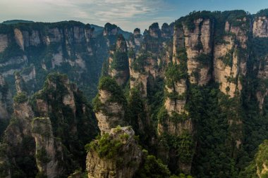 Çin 'in Hunan eyaletindeki Zhangjiajie Ulusal Orman Parkı' ndaki Wulingyuan Manzarası ve Tarihi İlgi Alanı 'nın Kum Taşı sütunları