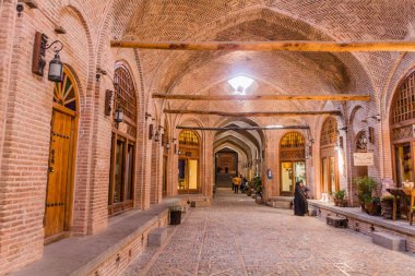 QAZVIN, IRAN - 5 Nisan 2018: Sa 'd al-Saltaneh Caravanserai' nin iç kesimi İran 'ın Kazvin kentinde pazara dönüştü