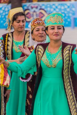 BÜKHARA, UZBEKISTAN - 30 Nisan 2018: Buhara, Özbekistan 'ın merkezinde geleneksel elbiseler giyen dansçılar