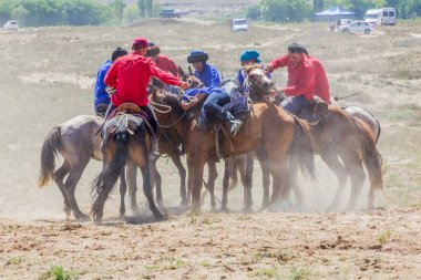 ISSYK KUL, KYRGYZSTAN - 15 Temmuz 2018: Kırgızistan 'daki Issyk Kul Gölü kıyısındaki Teskey Jeek Etnofestivali' nde geleneksel boru oyunları