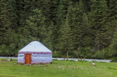 Kırgızistan 'daki Karakol nehir vadisinde Yurt