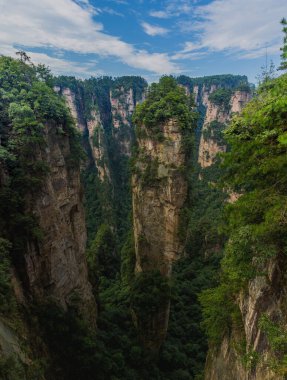 Çin 'in Hunan eyaletindeki Zhangjiajie Ulusal Orman Parkı' ndaki Wulingyuan Manzarası ve Tarihi İlgi Alanı 'ndaki Kum Taşı sütunları