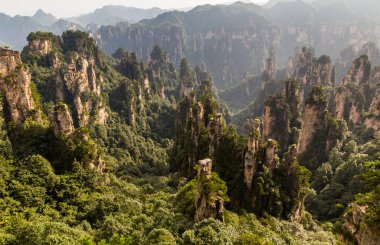 Çin 'in Hunan eyaletindeki Zhangjiajie Ulusal Orman Parkı' ndaki Wulingyuan Manzarası ve Tarihi İlgi Alanı 'ndaki kumtaşı sütunlarının havadan görünüşü