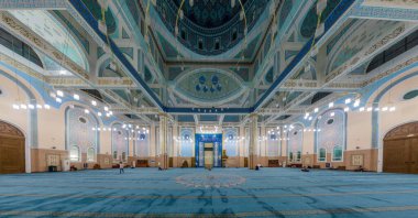 ASTANA, KAZAKHSTAN - 8 Temmuz 2018: Astana 'daki Nur-Astana Camii (şimdiki adıyla Nur-Sultan), Kazakistan' ın başkenti.
