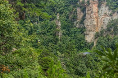 Çin 'in Hunan eyaletindeki Zhangjiajie Ulusal Orman Parkı' ndaki Wulingyuan Sahnesi ve Tarihi İlgi Alanı 'ndaki Yangjiajie teleferiği.