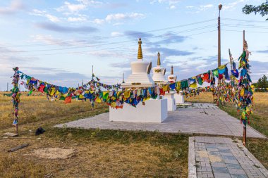 Syakusn Syume yakınlarındaki Stupa ve bayraklar, Geden Sheddup Choikorling Manastırı, Elista 'daki Tibet Budist Manastırı, Kalmikia Cumhuriyeti, Rusya