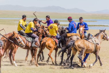 Song KOL, KYRGYZSTAN - 25 Temmuz 2018: Son Kol Gölü kıyılarında düzenlenen Ulusal At Oyunları Festivali 'nde geleneksel bir at leşi olan kok boru (ulak tartysh) oyuncuları