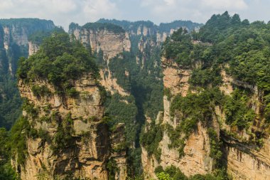 Çin 'in Hunan eyaletindeki Zhangjiajie Ulusal Orman Parkı' ndaki Wulingyuan Manzarası ve Tarihi İlgi Alanı 'nın Rocky manzarası
