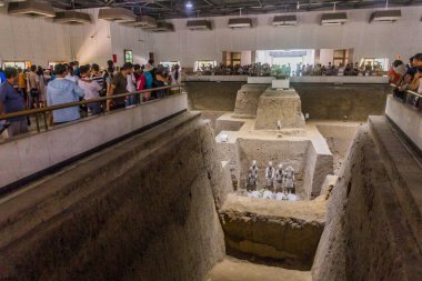 XI 'AN, CHINA - 6 AĞUSTOS 2018: Ziyaretçiler Çin' in Şanksi ilinin Xi 'an kenti yakınlarındaki Terracotta Ordusu' nun 3.