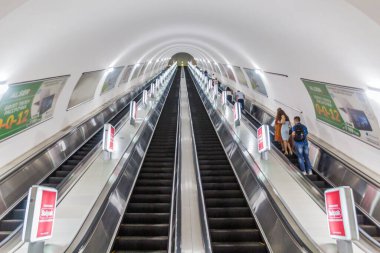 ALMATY, KAZAKHSTAN - 29 Temmuz 2018: Almaty 'deki bir metro istasyonunun yürüyen merdivenleri.