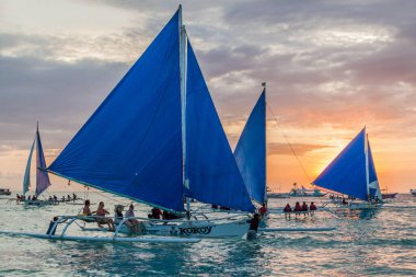 BORACAY, FİLİPPİNLER - 1 Şubat 2018: Boracay Adası, Filipinler 'deki White Beach açıklarında yelkenliyle gün batımı