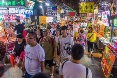 XI 'AN, ÇİN - 2 AĞUSTOS 2018: Çin' in Xi 'an Mahallesi' nde dar bir sokak manzarası