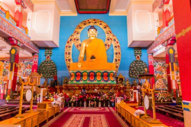 ELISTA, RUSSIA - 27 Haziran 2018: Avrupa 'nın en büyük Buda heykeli Budist tapınak kompleksi The Golden Abode of the Buddha Shakyamuni, Elista, Rusya