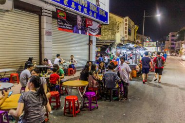 George Town, Malezya - 20 Mart 2018: George Town, Malezya 'daki açık hava gıda tezgahlarının akşam manzarası