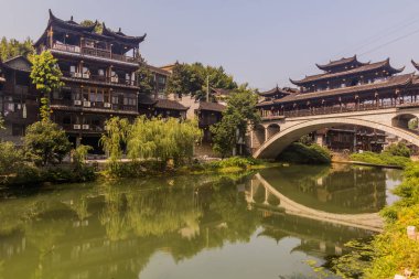 Çin 'in Hunan bölgesindeki Furong Zhen kasabasındaki bir nehre yansıyor.