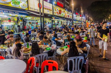 KUALA LUMPUR, MALAYSIA - 23 Mart 2018: İnsanlar Kuala Lumpur, Malezya 'daki Jalan Alor gıda caddesinde yemek yiyor.