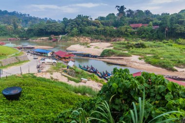 Kuala Tahan köyündeki Tembeling nehri manzarası, Taman Negara milli parkı, Malezya