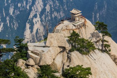 Çin 'in Shaanxi eyaletindeki Hua Shan dağındaki Satranç Pavyonu manzarası
