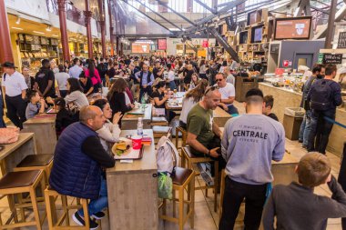 FLORENCE, İTALYA - 21 Ekim 2018: İnsanlar İtalya 'nın Floransa kentindeki Mercato Centrale' deki yemek bölümünü yiyorlar