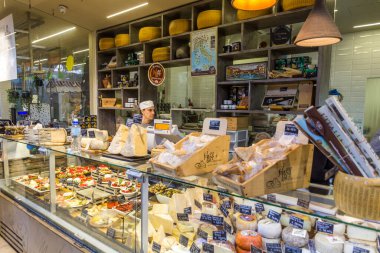 FLORENCE, İtalya - 21 Ekim 2018: Floransa, İtalya 'daki Mercato Centrale pazarındaki peynir tezgahı