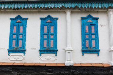 Kırgızistan Karakol 'daki eski bir evin pencereleri