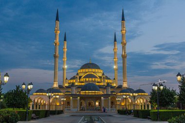 GROZNY, RUSSIA - 25 Haziran 2018: Grozny, Rusya 'daki Akhmad Kadyrov Camii (resmi adıyla Çeçenistan' ın Kalbi).