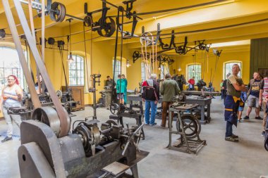 ZAMBERK, CZECHIA - SEPTEMBER 15, 2018 'inci yüzyıl fabrikası Eski Makine ve Teknoloji Müzesi' nde (Muzeum starych stroju a technology) hat milleri ve kemerlerle donatılmış.
