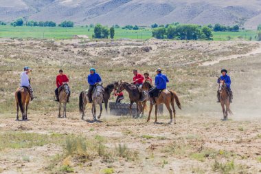 ISSYK KUL, KYRGYZSTAN - 15 Temmuz 2018: Kırgızistan 'daki Issyk Kul Gölü kıyısındaki Teskey Jeek Etnofestivali' nde geleneksel boru oyunları