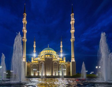 Akhmad Kadyrov Camii 'nin Grozny, Rusya' daki akşam manzarası (resmi adıyla Çeçenistan 'ın Kalbi)