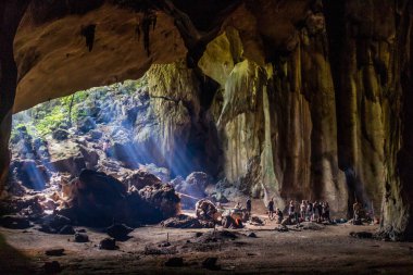 TAMAN NeGARA, MALAYSIA - 17 Mart 2018: Taman Negara Ulusal Parkı 'ndaki bir mağarada turistler.