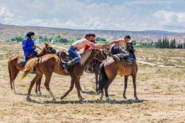 ISSYK KUL, KYRGYZSTAN - 15 Temmuz 2018: Kırgızistan 'daki Issyk Kul Gölü kıyısındaki Teskey Jeek Etnofestival' de at güreşi