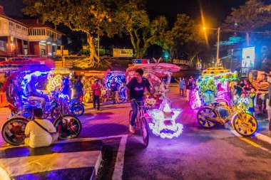 MALACCA, MALAYASIA - 18 Mart 2018: Malacca 'nın merkezinde renkli rickshaws gece görüşü (Melaka).
