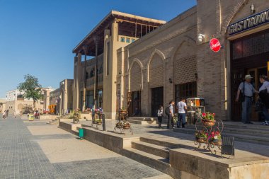 BÜKHARA, UZBEKISTAN - 2 Mayıs 2018: Bakhowuddin Nakshbandi Caddesi, Buhara, Özbekistan