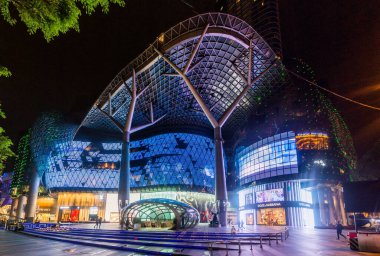 SINGAPORE, SINGAPORE - 12 Mart 2018 Singapur 'daki ION Orchard Mall' un gece görüşü